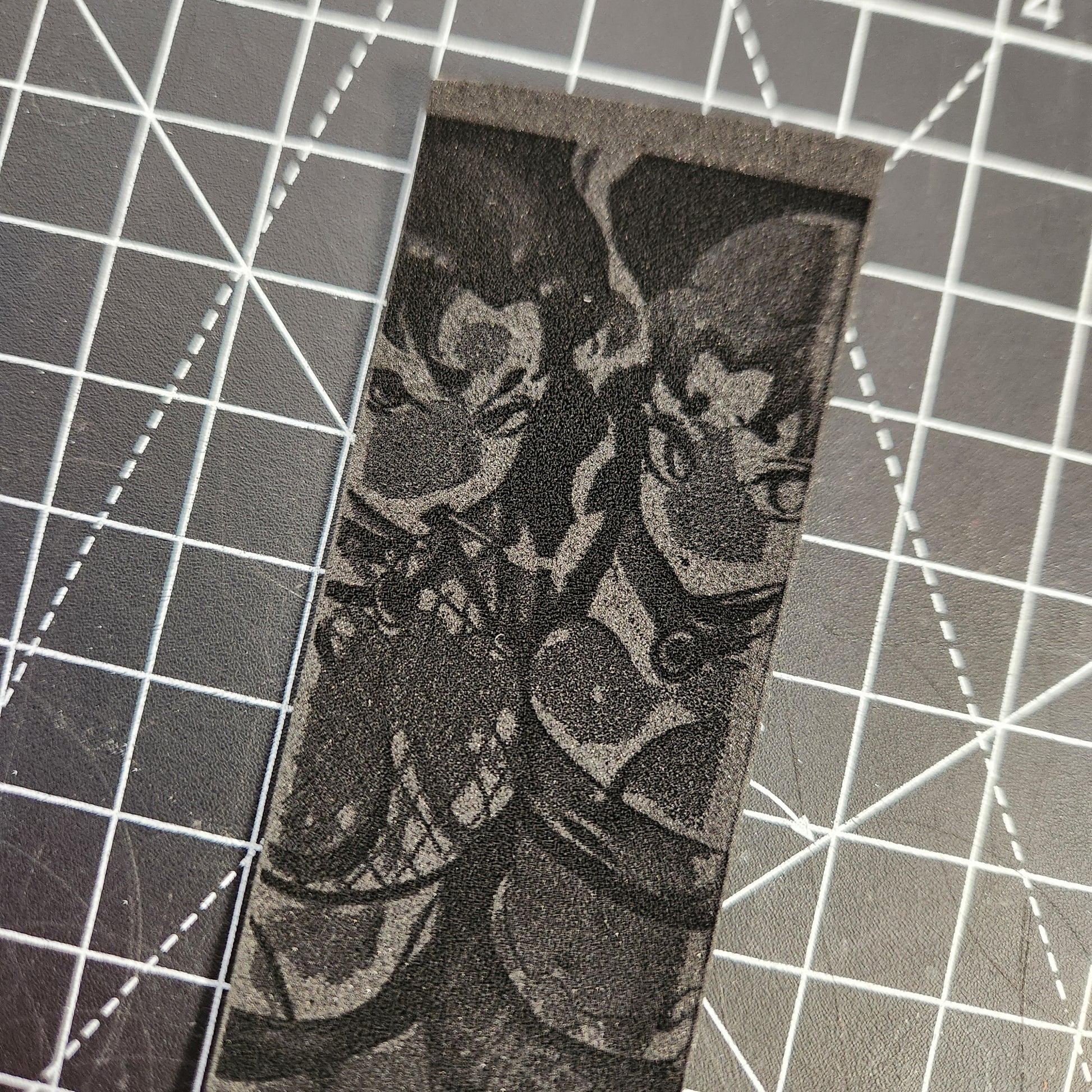 Tamaran Sisters | 1mm Thick AAFB HD DARKSLIDE Griptape